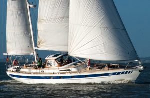 Segelyacht INFINITY unter Vollzeug