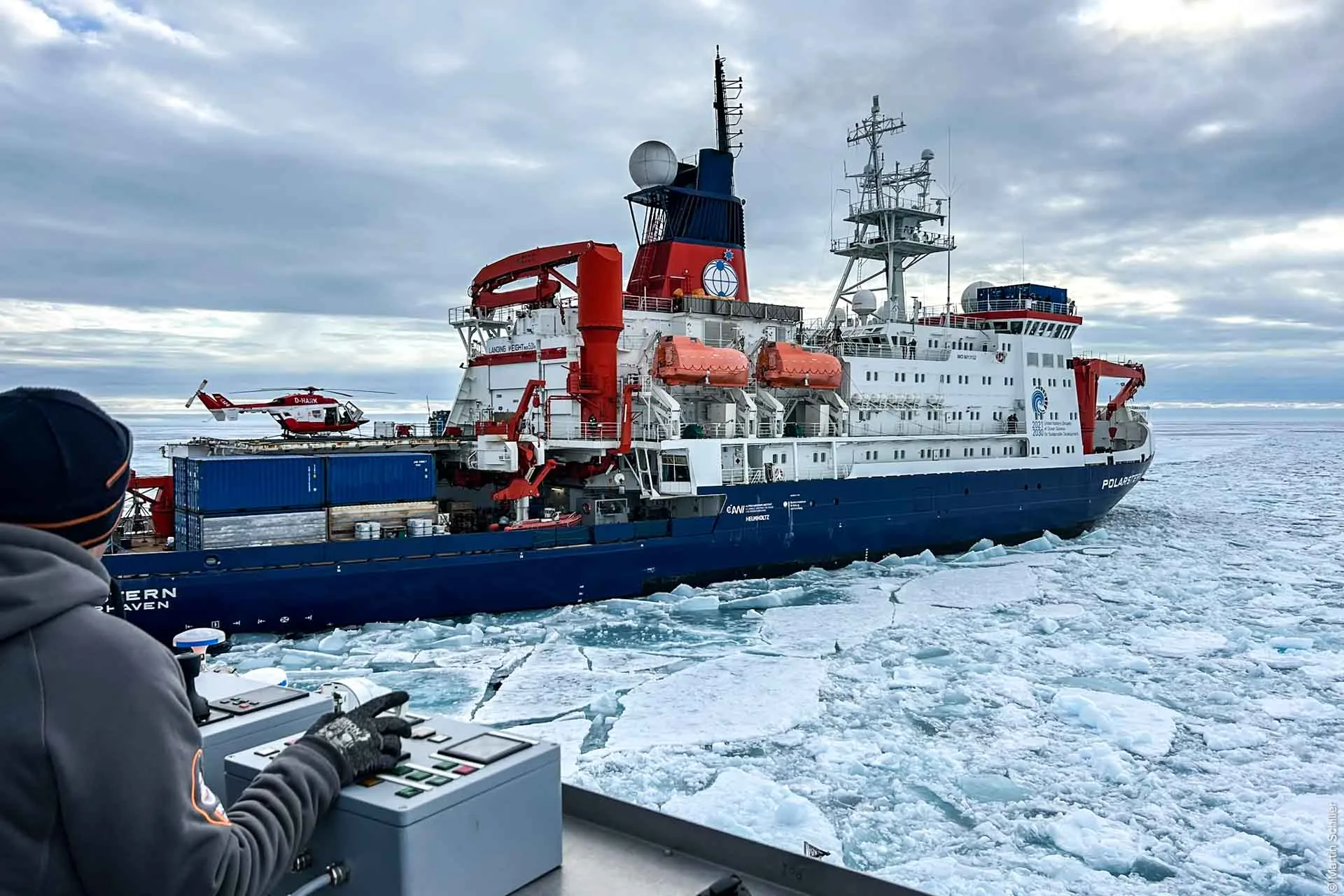 Polarstern öffnet den Weg durchs Eis